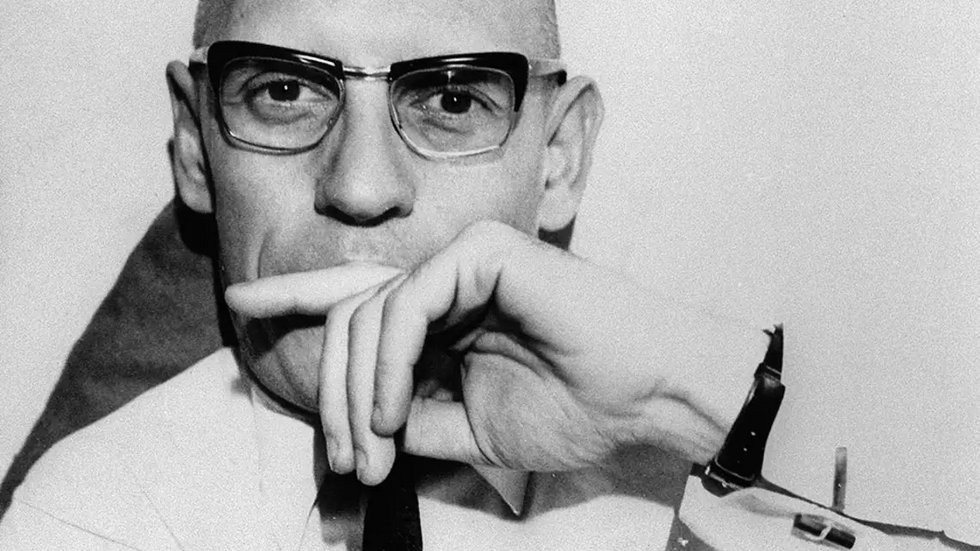 Mężczyzna w okularach 