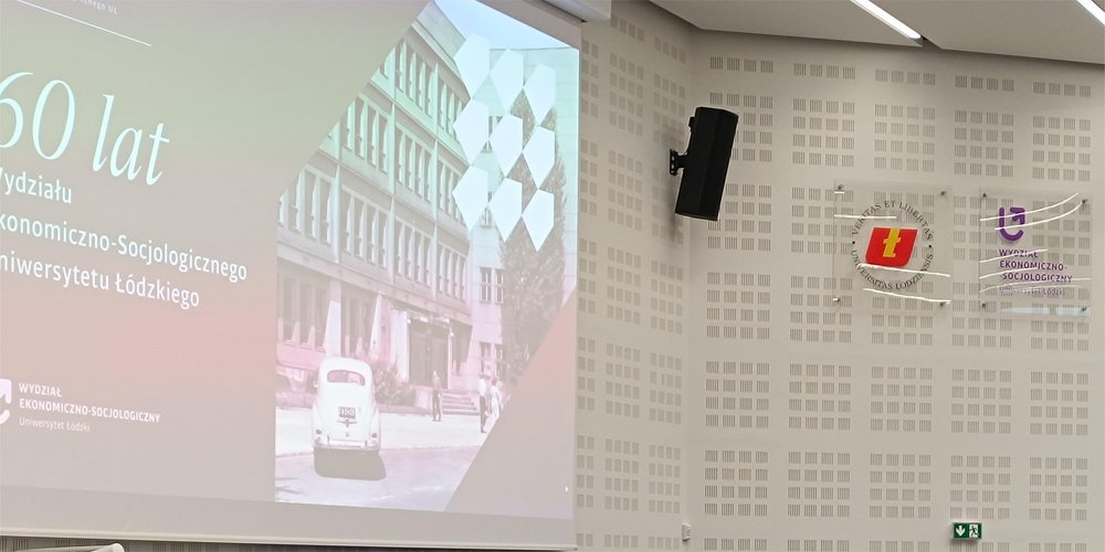 Ekran z napisem: 60 lat Wydziału Ekonomiczno-Socjologicznego Uniwersytetu Lódzkiego
